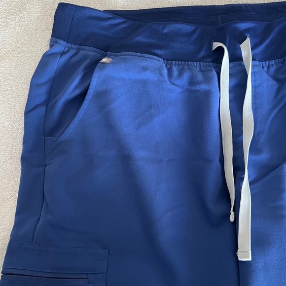 Figs Women's Scrub Set in Blue Rafaela M and Zamora L Petite - Picture 9 of 10